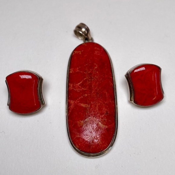 Vintage Coral Sterling Silver Oval Pendant and Earrings set-circa 1930’s - Picture 2 of 14
